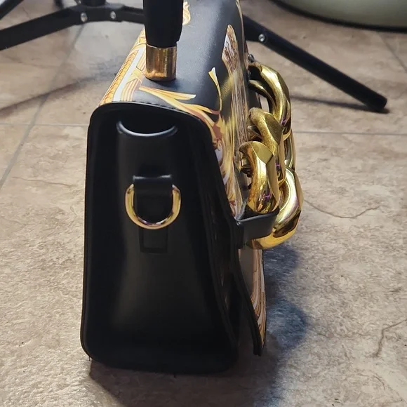 Elegant Black and Gold Women's Handbag - Picture 4 of 4